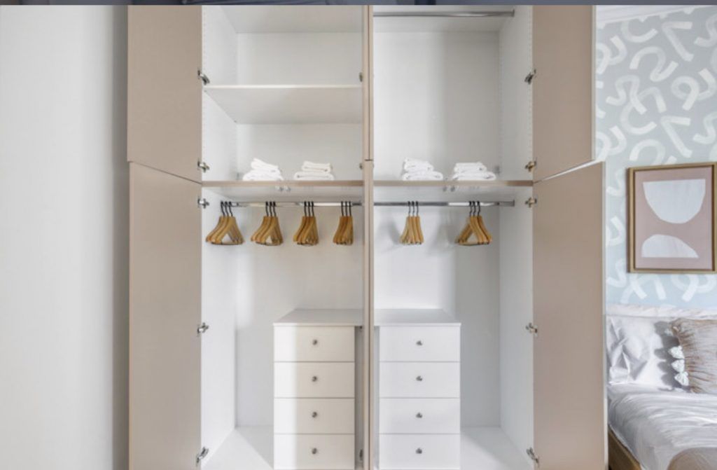 μοντέρνες-ανοιγόμενες-ντουλάπες-δωματίου